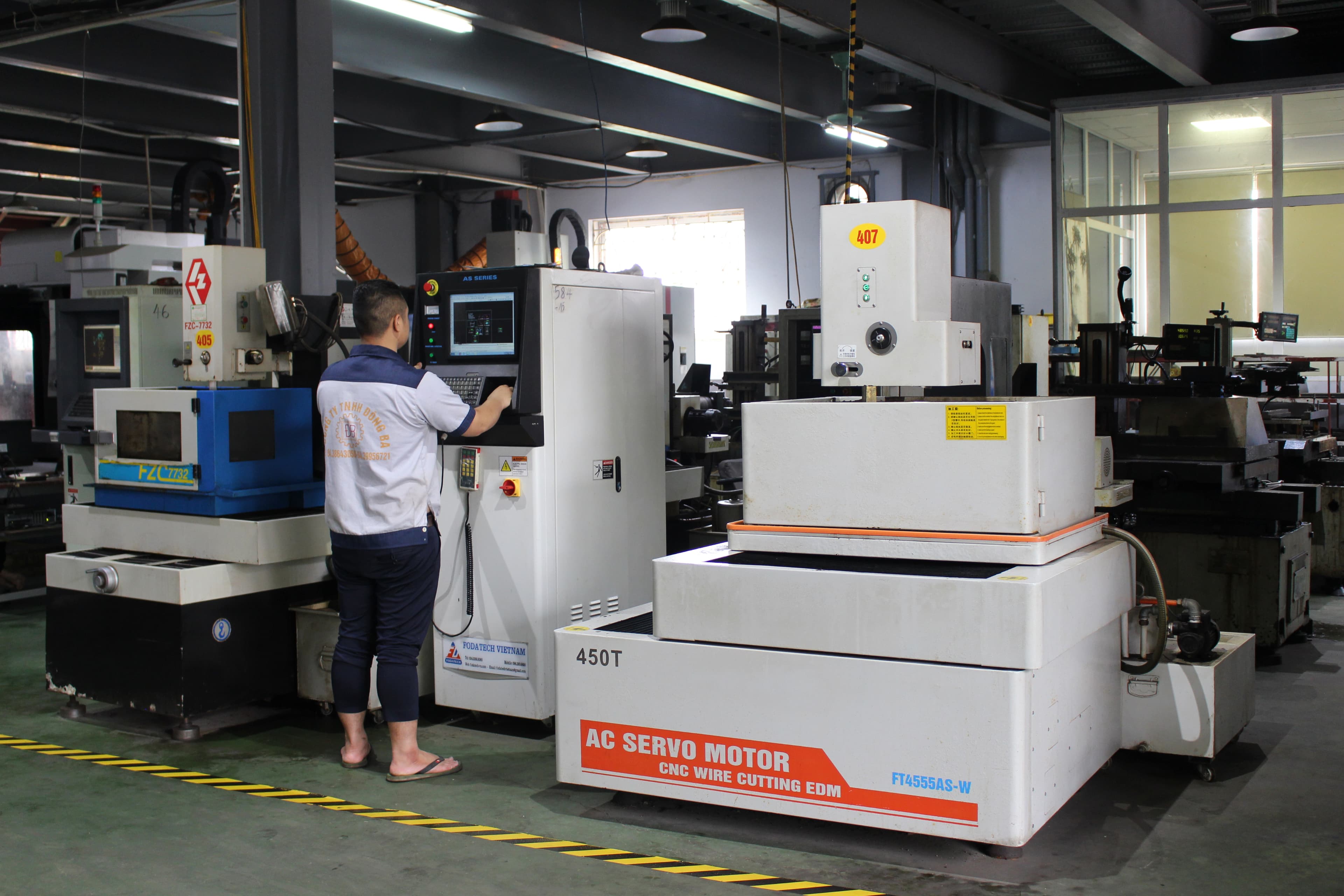 Kỹ thuật viên sản xuất khuôn tại xưởng