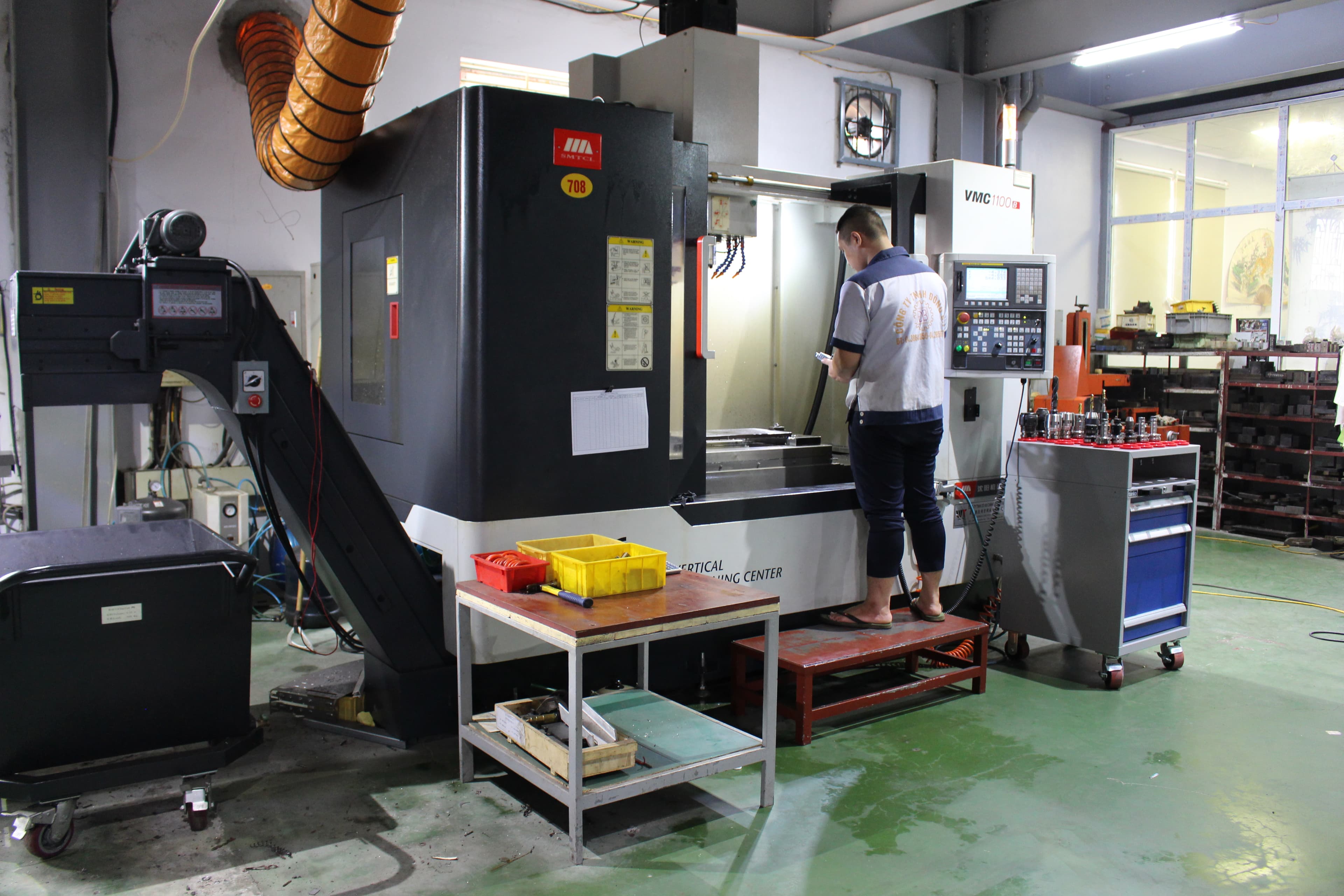 Kỹ thuật viên sản xuất khuôn tại xưởng
